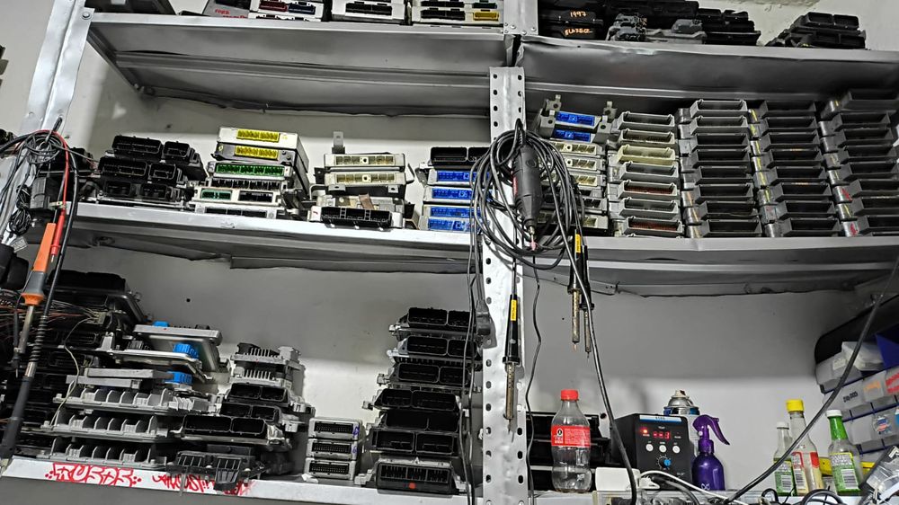 Estantes con computadoras automotrices ECU en el inventario de Autorepuestos Querétaro