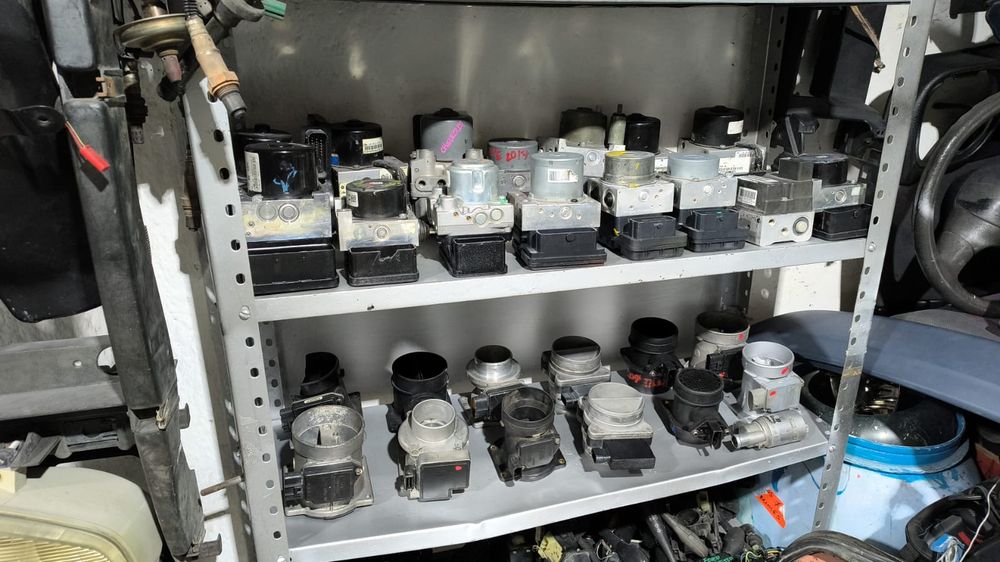 Estantes con módulos ABS y otras piezas electrónicas en el inventario