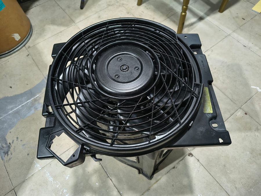 Electroventilador usado con aspas negras y base de montaje, parte de motor